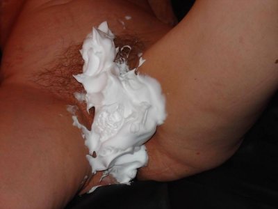 Diener Horst rasiert die Fotze von Lady-Nicole - image content by ms_fastraven