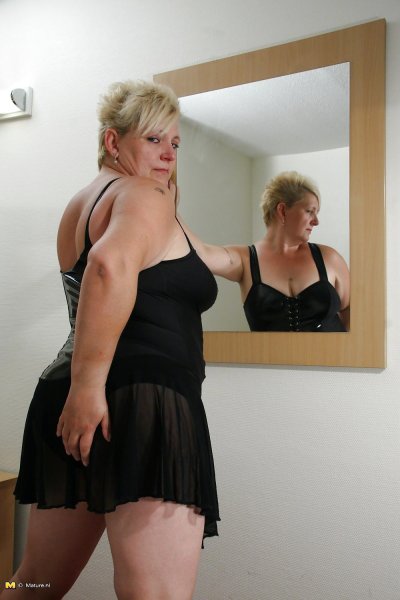 Busty dutch mature toying on bed - image content by xhotranger