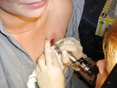 Tattoo wird gestochen - image content by coldxwind