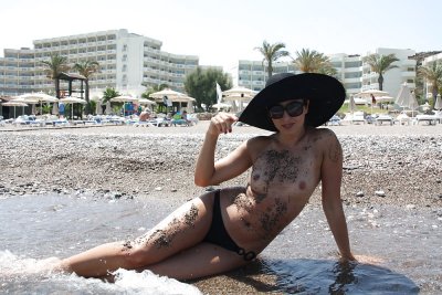 Bikinili karilar - image content by ninjaslow